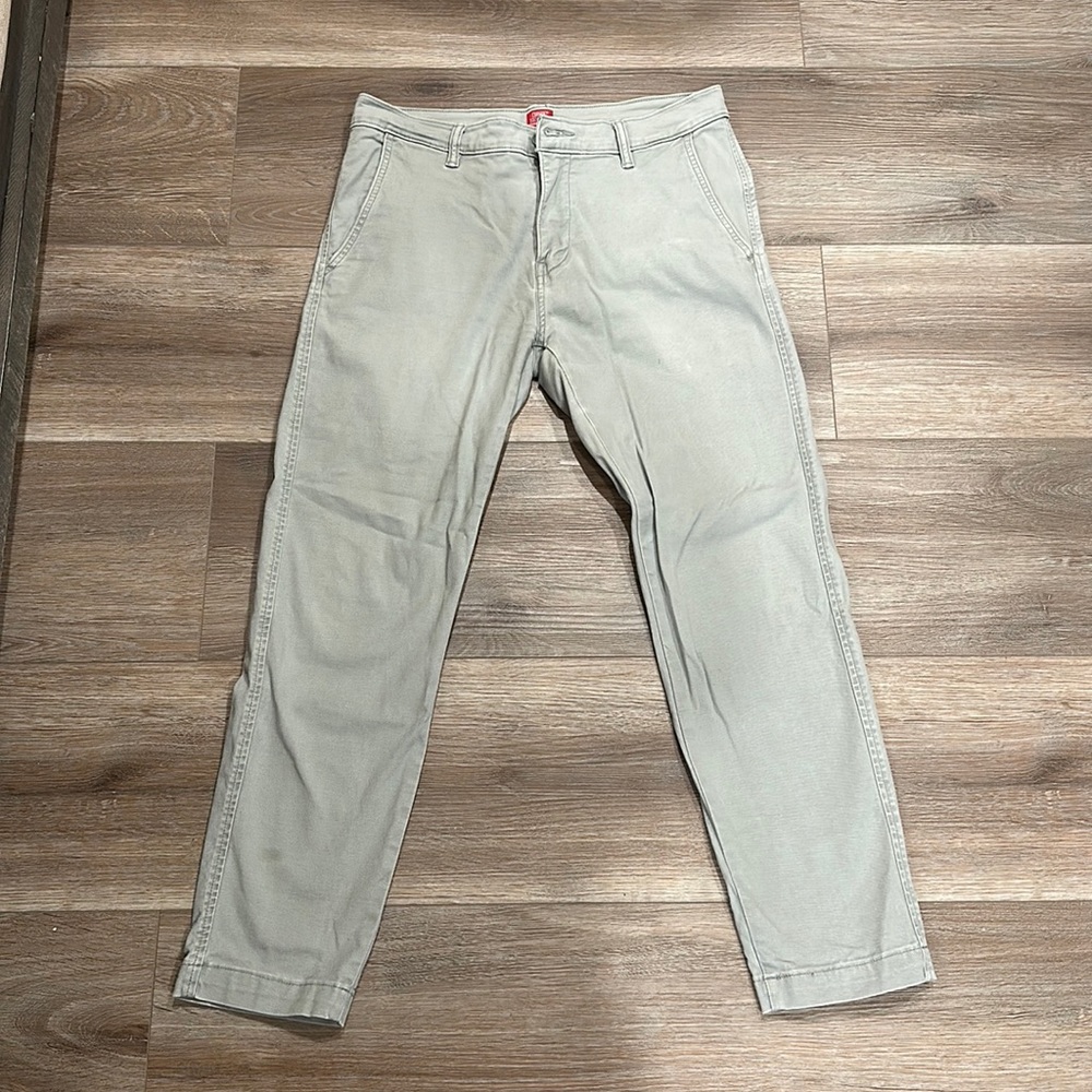 Grey green straight leg Women’s jeans by Levis, size 32x30.